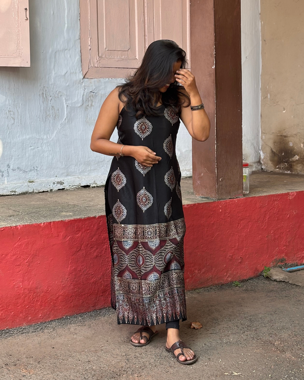 SAANJ - Masru Silk Spaghetti Stright Kurti Black