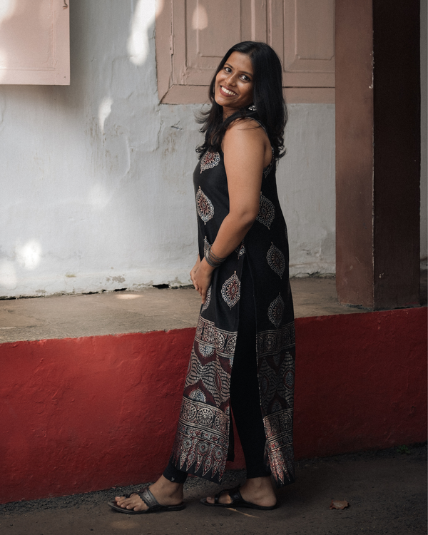 SAANJ - Masru Silk Spaghetti Stright Kurti Black