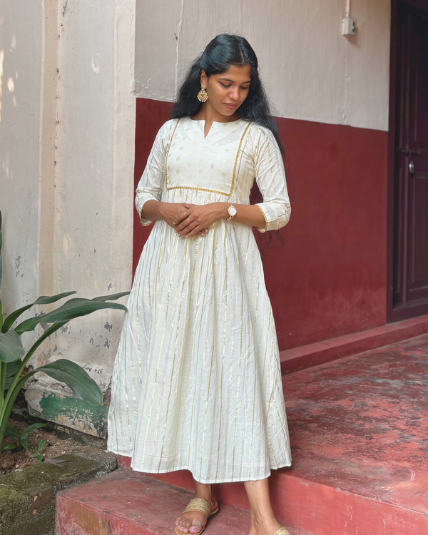 KASAVUREGHA - Dress