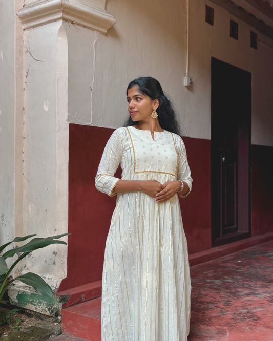 KASAVUREGHA - Dress