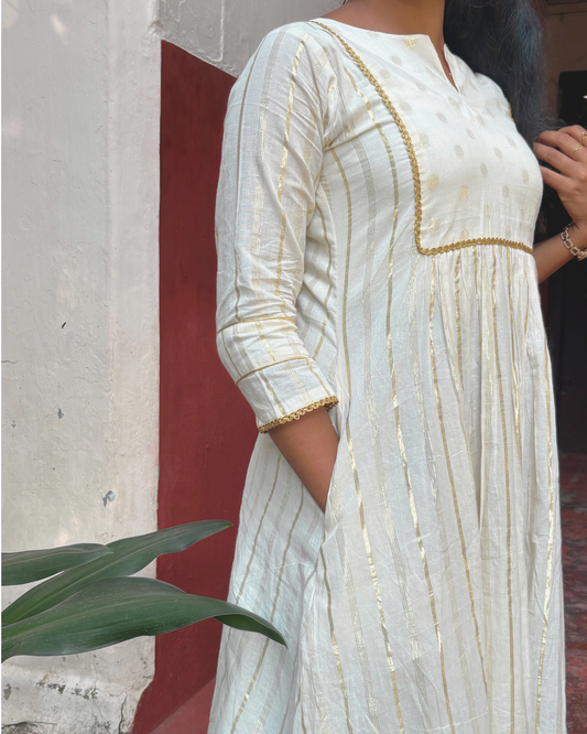KASAVUREGHA - Dress