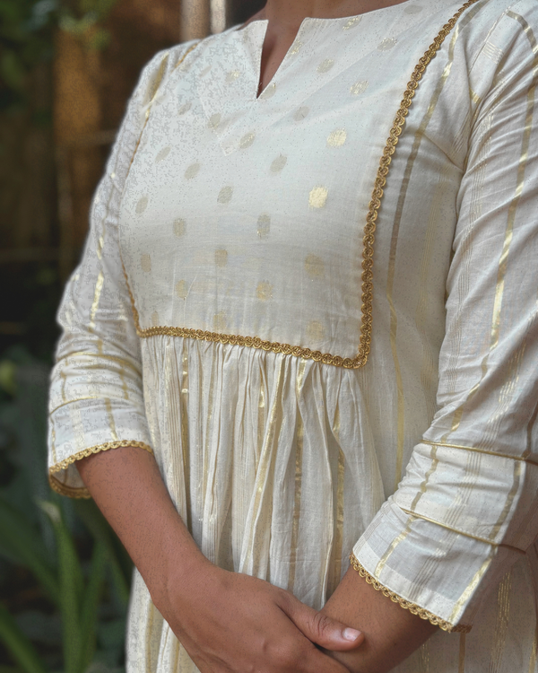 KASAVUREGHA - Dress