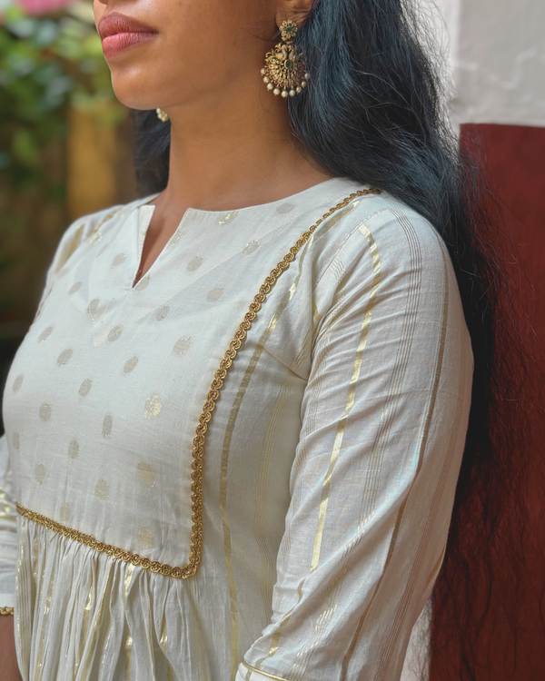 KASAVUREGHA - Dress