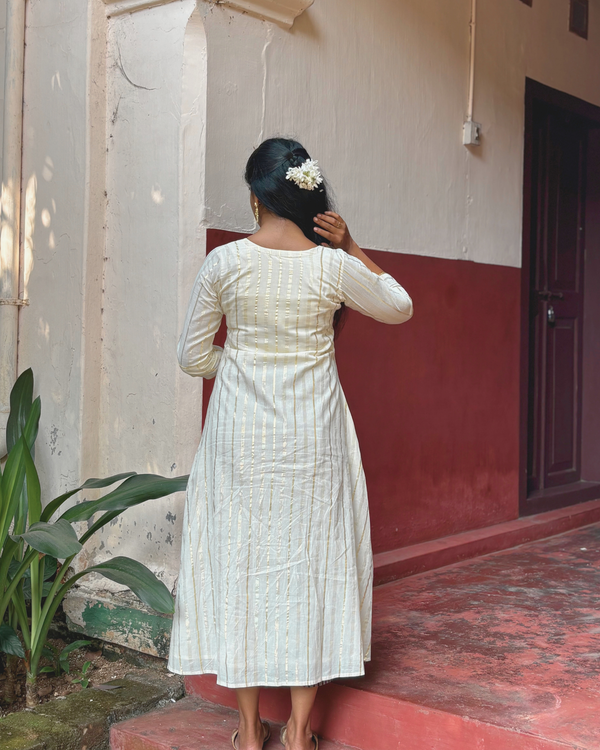 KASAVUREGHA - Dress